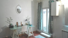 Appartement cosy, idéal pour un voyageur solo. A 5 mins des Terreaux, 10 mins de Paris, France Appartement cosy avec balcon au Vieux Lyon Shared room in rental unit vacation rental 22408359