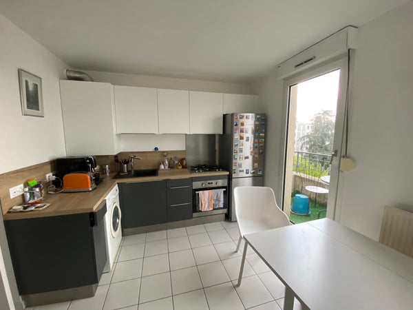 Room in a small recently refurbished split level flat in the sought after area o Lyon, France Chambre privée dans appartement T1 bis duplex Private room in rental unit vacation rental 49243321