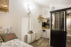 Welcome to the chic 6th district of Lyon. My small studio of 10m2 is just renova France MEMORABLEPLACE- Nid du Parc - Perfect for 1 person Entire rental unit vacation rental 34270459
