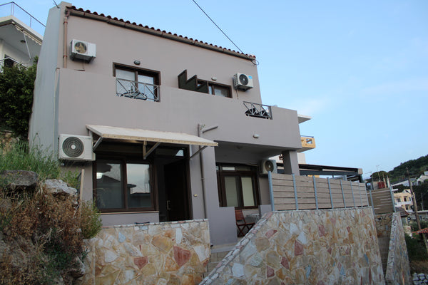 This unique place has a style all its own.<br /><br /><b>The space</b><br />Thre  Lia's lovely 2bdr holiday home in Platanias Entire vacation home vacation rental 618589447142847844