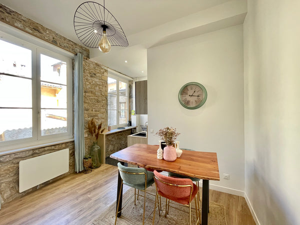 Profitez d'un logement élégant, situé au cœur du quartier historique du Vieux Ly Villard-Bonnot, France Appartement situé au cœur du vieux Lyon Entire rental unit vacation rental 723643202824025727