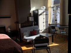 De kamer is een privéruimte op de 1e verdieping van een herenhuis.  Het huis wor  Herenhuiskamer Schoolstraat Private room in home vacation rental 622883760429512991