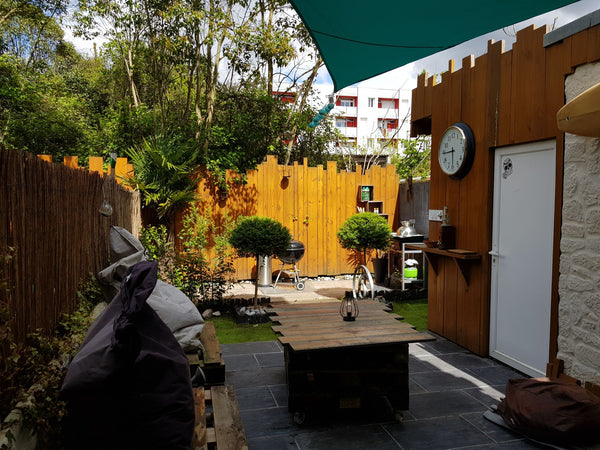 Terrasse emménagée plancha + barbecue équipe salon de jardin sans vis à vis. Sal Bordeaux, France Appartement T2 40 m2 + Terrasse nature de 40 m2 Entire rental unit vacation rental 19059295