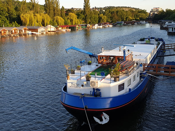 Welcome on board!  Ce logement atypique dans le port de Prague est dans la pénic Prague, Czechia Logement atypique dans péniche, terrasse, parking! Entire rental unit vacation rental 38344513