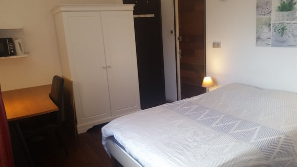 Chambre 15 m2. WIFI.<br />Cuisine, salle d’eau partagées.<br /><br />Un lit doub  Grande chambre dans maison Parking Gratuit WIFI Private room in townhouse vacation rental 50037050