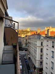 Je propose mon appartement en plein coeur de Lyon avec un balcon et une vue magn Lyon, France Lyon : bel appartement en plein centre ville Entire rental unit vacation rental 688941565156286521