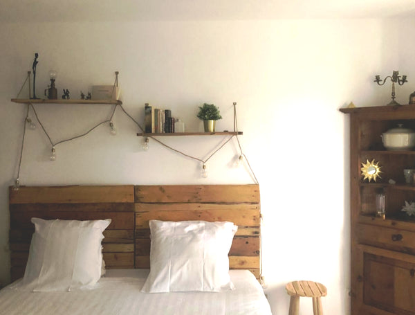 Bienvenue dans la grande chambre or/blanc/bois  avec lit king-size 180×200.<br / Mérignac, France Chambre au calme et sa SDB privée + petit déj Private room in home vacation rental 53687322