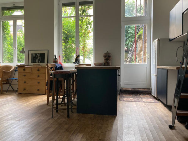 Détendez-vous dans ce logement unique et tranquille et à la décoration soignée.<  Loft, très calme, avec jardin au coeur de Lyon. Entire loft vacation rental 657930784761043173