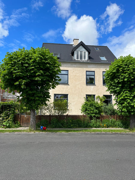 Villa apartment in a cozy family friendly residential neighborhood.<br />Sit on  Copenhagen, Denmark Colorful family home with garden (ground level) Entire villa vacation rental 941879