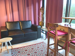L hébergement vous est privatisé.<br />Il n y a aucun espace en commun.<br /><br  Pied-à-terre indépendant, privatisé, et calme. Entire place vacation rental 43746400