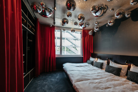 Are you looking for a memorable time with your friends? We believe that you and   Discobude Room in hotel vacation rental 47464846