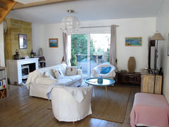 Maison située dans un quartier calme à 500m de la Place Gambetta. Grande maison  Bordeaux, France Grande maison Bordeaux centre avec petit jardin Entire townhouse vacation rental 37599852