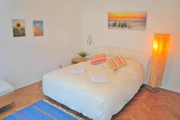 Nice very bright apartment in the 4 floor lift with double bed, sofa, dining tab  Bright beautiful apartment in the center Entire rental unit vacation rental 33994939