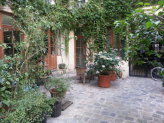 You enjoy calm and nature and a neat decoration is important for you? This esthe Saint-Affrique, France Charmant 55 m2 cour arborée, 2 pas canal St Martin Entire rental unit vacation rental 16224298