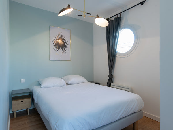 L'établissement se trouve à 5 minutes à pied du Tramway T2 et T4 ainsi qu'à 10 m St-Genis-Laval, France Vintage Spirit Entire rental unit vacation rental 29203519