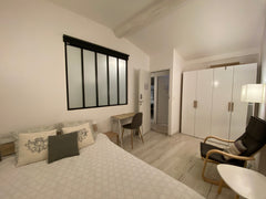 Cet hébergement de charme offre un accès immédiat au centre ville, gare TGV, tou Lyon, France Chambre 150M gare Perrache Private room in bed and breakfast vacation rental 767966981220350403