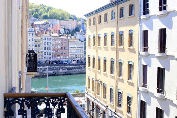 Rénové en 2017, La Suite Terreaux est un logement de 86m2 au deuxième étage dans Lyon, France T3 - 86m2 - Un Balcon sur la Saône Entire rental unit vacation rental 22512743