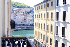 Rénové en 2017, La Suite Terreaux est un logement de 86m2 au deuxième étage dans Lyon, France T3 - 86m2 - Un Balcon sur la Saône Entire rental unit vacation rental 22512743