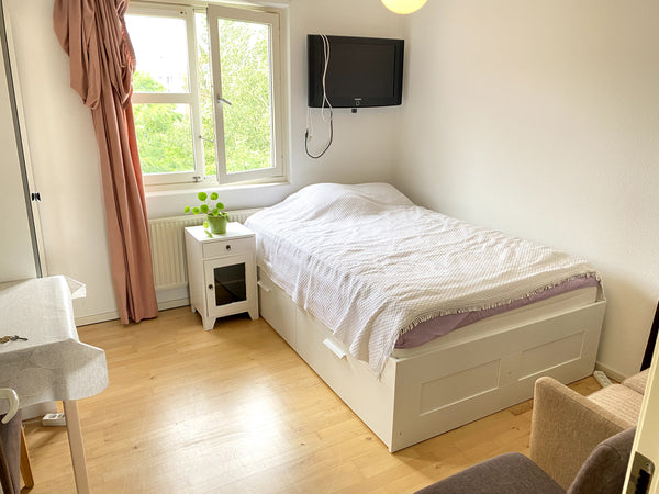 Heart of the city, front of bus and metro station,cosy,clean. private room. I of  Heart of the city, front of bus and metro station Private room in serviced apartment vacation rental 578250856035629909