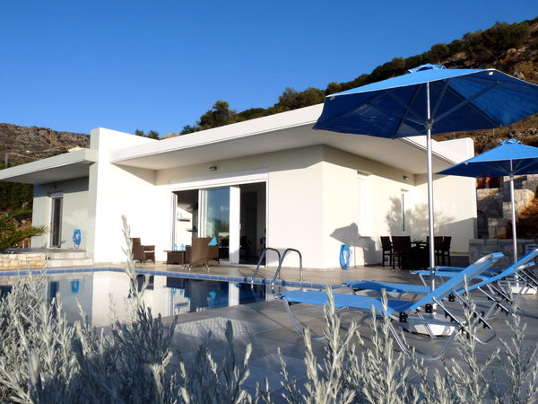 Jolie maison d'architecte construite en 2011 sur un grand terrain au calme avec  Rennes, France Villa Penelope, vue mer, piscine privée Entire villa vacation rental 2462413