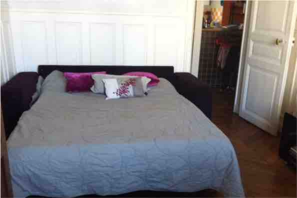 Voici une chambre au confort simple,  située en plein centre de Paris bien qu'au Paris, France Chambre avec vue au pied du métro Saint-Ambroise Private room in rental unit vacation rental 28570823