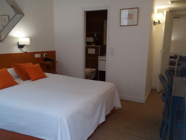 Chambre Double privative avec salle de bain dans un hôtel de tourisme 2 étoiles,  Hotel chambre Double, quartier Madeleine Paris 8e Room in hotel vacation rental 17760915