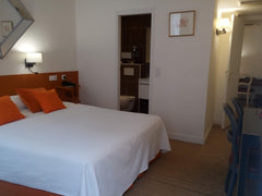 Chambre Double privative avec salle de bain dans un hôtel de tourisme 2 étoiles,  Hotel chambre Double, quartier Madeleine Paris 8e Room in hotel vacation rental 17760915
