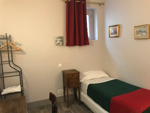 Petit hôtel familial, rénové, à proximité du marché aux puces et à 20 minutes  e Paris, France Sous les toits Room in hotel vacation rental 23571174
