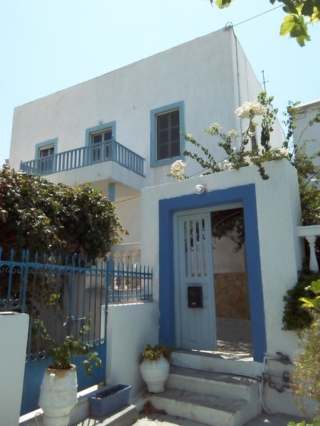 In centro città, si trova questa stupenda casa di due piani,  luminosissima. D'e Greece Terry, center Agia Marina. Nice room quite&economy Private room in townhouse vacation rental 27828520