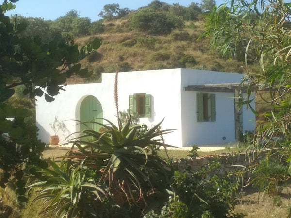 Úna piccola casa in puro stile cicladico minimalista. Immersa nella campagna iso Greece Leros, casa Anemousa, tra cielo e mare Cycladic home vacation rental 25028204