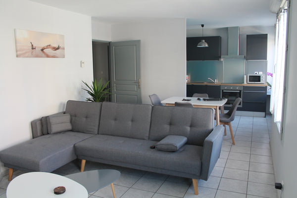 Appartement fraichement rénové dans une résidence calme de bon standing où vous  Laféline, France T2 (50m2)agréable dans résidence calme avec garage Entire condo vacation rental 26404942