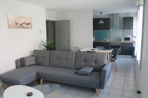 Appartement fraichement rénové dans une résidence calme de bon standing où vous  Laféline, France T2 (50m2)agréable dans résidence calme avec garage Entire condo vacation rental 26404942