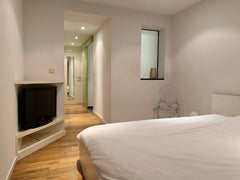 Belle chambre spacieuse et lumineuse à l’entresol d’un immeuble idéalement situé Brussels, Belgium Chambre indépendante sdb+terrasse prox gare Midi Private room in rental unit vacation rental 39894194