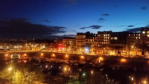 Ce studio douillet possède un espace cuisine et une salle de bain propre avec to Paris, France Studio Paris Bastille Entire rental unit vacation rental 3113714