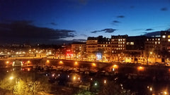 Ce studio douillet possède un espace cuisine et une salle de bain propre avec to Paris, France Studio Paris Bastille Entire rental unit vacation rental 3113714