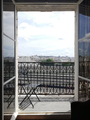 • Beautiful three rooms, very bright, quiet, without any opposite building. 53 m Paris, France Great 3 rooms Gare du Nord. Sunny, charming, quiet Entire rental unit vacation rental 19203500