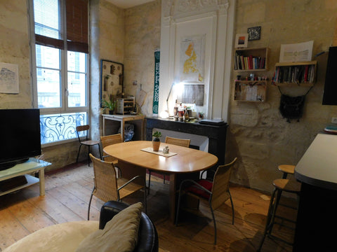 Appartement charmant en pierre bordelaise situé au premier étage d'un palais his Bordeaux, France Lovely Room in a typical "appartement bordelais" Private room in rental unit vacation rental 30686814