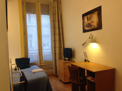 Proche de la Gare Sncf et de la navette vers l’aéroport. Agréable pour un séjour Lyon, France Chambre 1pers proche Gare Part Dieu, Douche privée Private room in bed and breakfast vacation rental 9142744