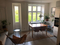 Nyd den lille lejlighed, meget centralt placeret i indre københavn. Lejligheden   Skøn lejlighed i indre by med hyggelig terrasse Entire condo vacation rental 620224743430752477