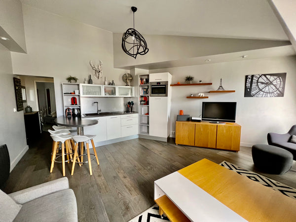 Charming two-room flat, 2015 totally renovated, bedroom on courtyard, in a luxur Paris, France Superb central flat near the Marais Entire rental unit vacation rental 5627102