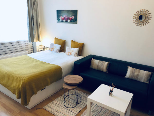 Studio très bien équipé pour les courts et longs séjours, vous ne manquerez de r  Agréable studio en face du Westland Shopping Entire rental unit vacation rental 39410803