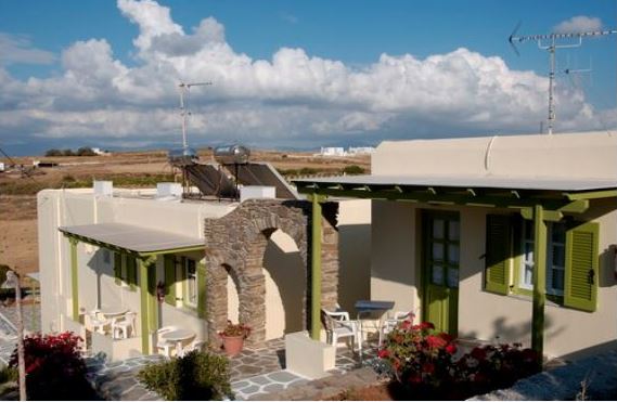 In a pleasant family environment in Naoussa, Paro, only 900m from the seaside, a  Private Room up to 2 persons with Sea View Room in aparthotel vacation rental 25074298