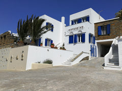 La maison se situe dans un village classé pour ses passages couverts, à 10 minut Greece Studios indépendants dans grande maison familiale Private room in cycladic house vacation rental 31489016