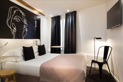 chambre à grand lit pour 2 personnes<br /><br /><b>The space</b><br />Ideally si Paris, France Chambre Double "les années folles de Montparnasse" Room in hotel vacation rental 28453325