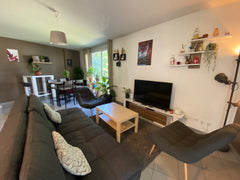 Salon très lumineux avec une grande fenêtre, stores à toutes les fenêtres pour g Saint-Paul-le-Jeune, France 70m2 avec garage et terrasse à 10 min de Part-Dieu Entire rental unit vacation rental 44501344