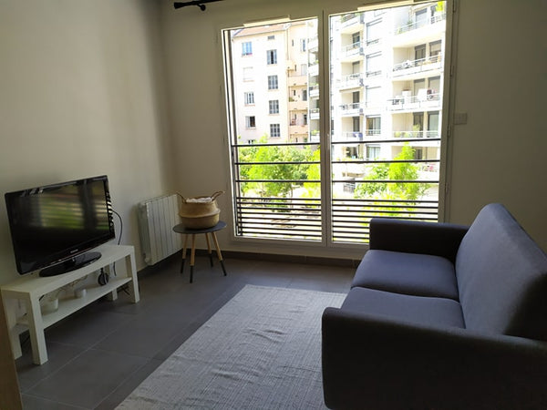 L'appartement est situé au cœur de Vaise, à 2 mn à pied du métro. Il se situe à  Lyon, France Grand studio moderne au cœur de Vaise Entire rental unit vacation rental 43787373