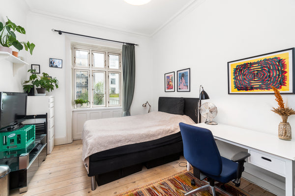 Nyd det simple liv i denne fredelige og centralt beliggende bolig.<br /><br /><b Copenhagen, Denmark Stort værelse centralt i København Private room in condo vacation rental 54253260