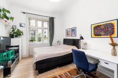Nyd det simple liv i denne fredelige og centralt beliggende bolig.<br /><br /><b Copenhagen, Denmark Stort værelse centralt i København Private room in condo vacation rental 54253260
